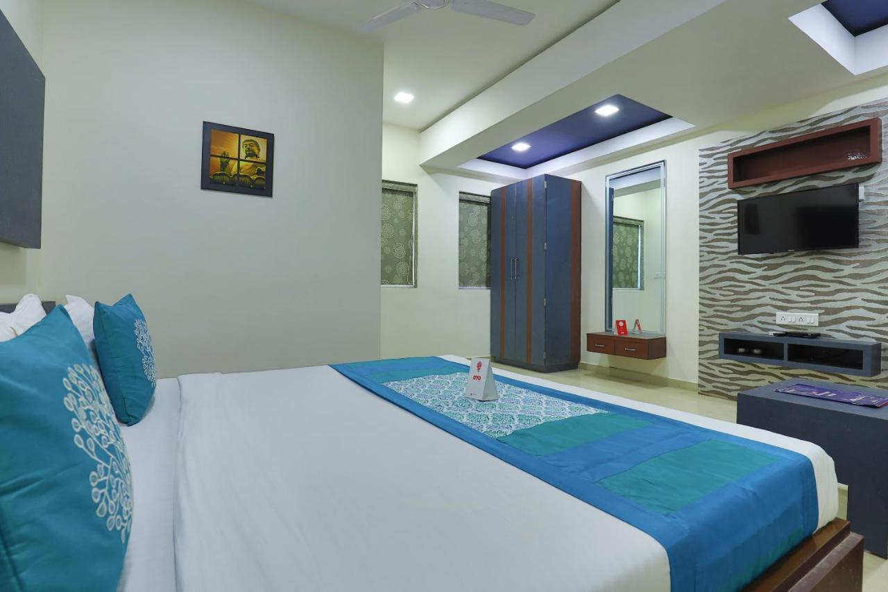 Oyo 9238 Hotel Meet Palace Naroda Exterior photo