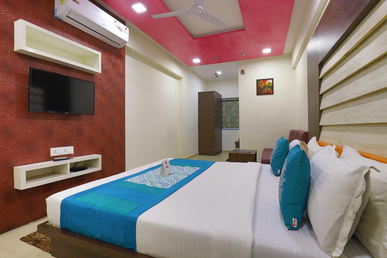 Oyo 9238 Hotel Meet Palace Naroda Exterior photo