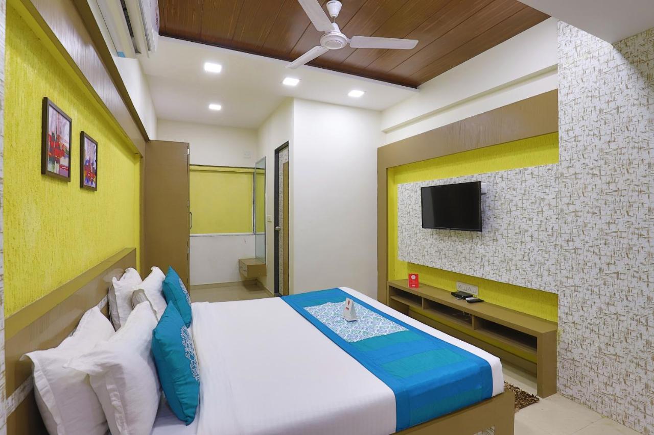 Oyo 9238 Hotel Meet Palace Naroda Exterior photo